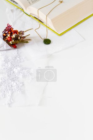 Téléchargez les photos : Collage beauté avec livre, bouquet de fleurs séchées et collier sur fond blanc. Couché à plat, vue de dessus. Concept féminin moderne. - en image libre de droit