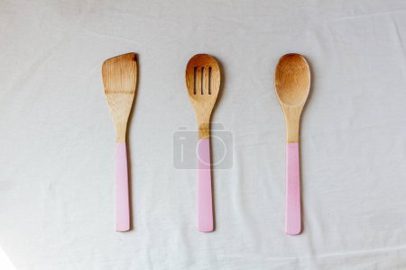 Téléchargez les photos : Ustensiles de cuisine rose clair sur fond blanc. Cuisine féminine. Concept de cuisson. - en image libre de droit