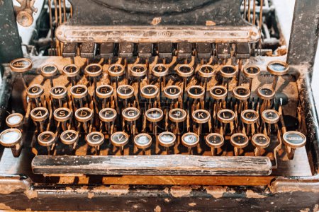 Téléchargez les photos : Vieille machine à écrire sur fond de table en bois - en image libre de droit