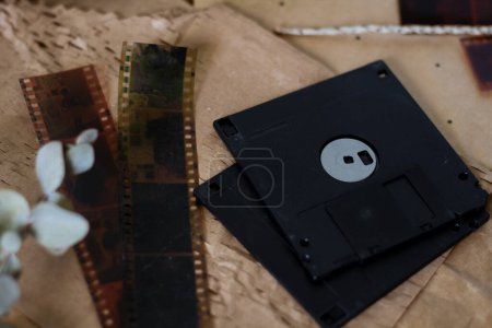 Téléchargez les photos : Une vue de dessus d'une vieille disquette de film sur papier vintage - en image libre de droit
