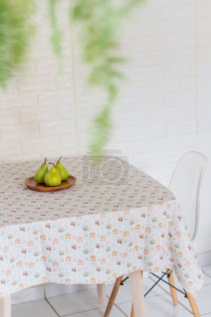 Foto de Tres peras verdes en el plato sobre la mesa - Imagen libre de derechos