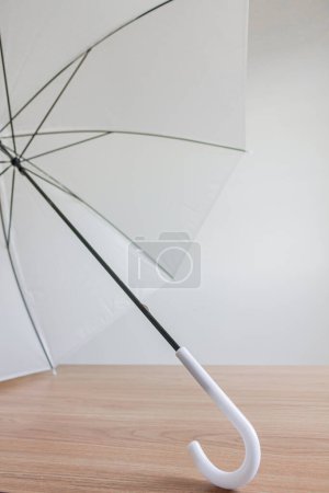 Téléchargez les photos : Plan recadré de parapluie blanc sur fond blanc. Concept de minimalisme. - en image libre de droit