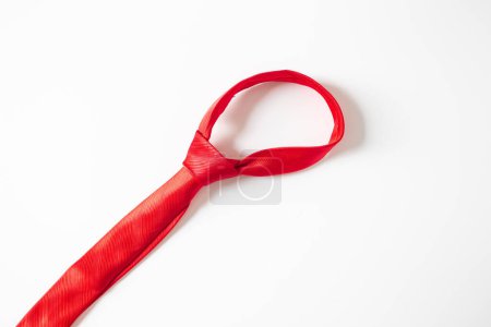 Foto de Corbata roja sobre fondo blanco. concepto de moda de boda. - Imagen libre de derechos