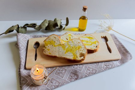 Téléchargez les photos : Plat d'entrée méditerranéen à l'huile d'olive et tranches de pain blanc. - en image libre de droit
