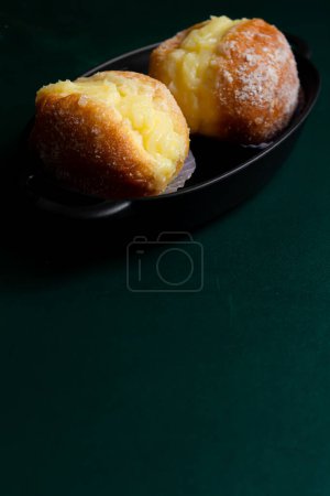 Foto de Vista de cerca de las rosquillas berlinesas en sartén negra. Concepto panadería brasileña. - Imagen libre de derechos
