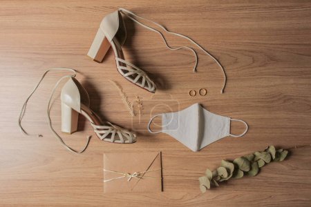 Foto de Boda Invitación Lay plano con zapatos nupciales y anillo de boda - Imagen libre de derechos