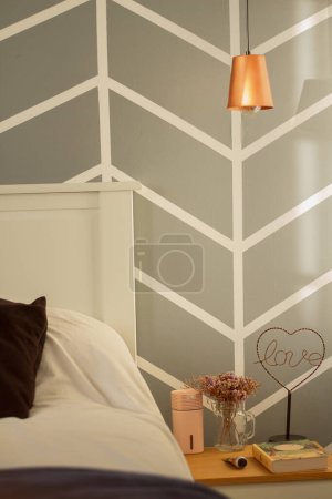 Téléchargez les photos : Chambre confortable avec lampe pendante avec lumière dorée. Concept de design intérieur. - en image libre de droit