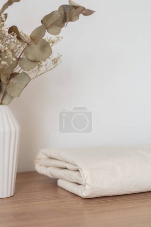 Téléchargez les photos : Tissu de lin de coton de couleur naturelle. Gros plan fond textile. - en image libre de droit