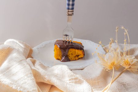 Téléchargez les photos : Vue rapprochée du gâteau aux carottes brésilien avec fourchette - en image libre de droit