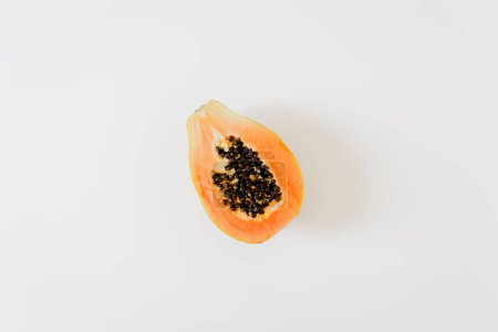 Téléchargez les photos : La moitié des fruits de papaye orange tropicale. Composition minimaliste des aliments frais. - en image libre de droit