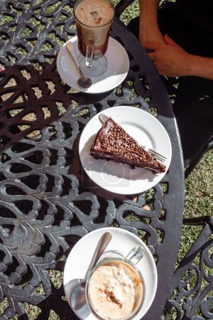 Foto de Vista superior de pastel de chocolate y tazas de café - Imagen libre de derechos