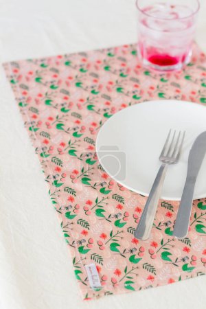 Téléchargez les photos : Boisson à la groseille et assiette vide servie sur la nappe - en image libre de droit