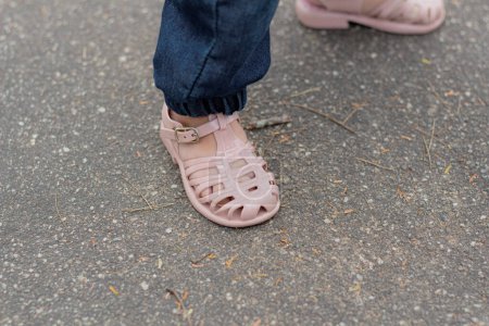Téléchargez les photos : Jolies chaussures de bébé fille. Mode de bébé esthétique. Style de rue bébé. - en image libre de droit