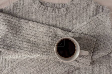 Téléchargez les photos : Tasse de café noir sur le pull - en image libre de droit