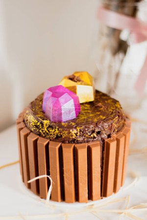 Foto de Pastel de chocolate decorado con dos corazones en la parte superior. Concepto romántico. - Imagen libre de derechos