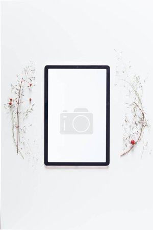Téléchargez les photos : Table numérique avec cadre en branches de cerisier sur fond blanc - en image libre de droit