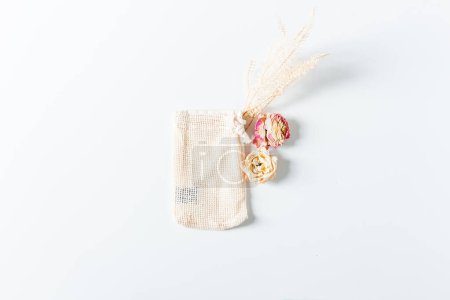 Téléchargez les photos : Composition avec sac en coton et fleurs et feuilles séchées. - en image libre de droit