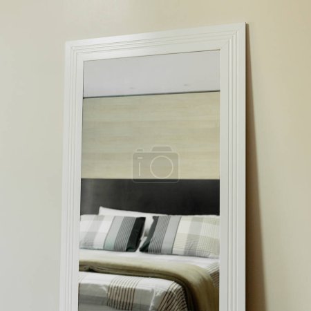Téléchargez les photos : Reflet de lit dans le miroir avec groupe d'oreillers. Design d'intérieur maison classique - en image libre de droit