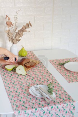 Foto de Torta de nuez de corte a mano femenina para el desayuno en la tabla de cortar - Imagen libre de derechos