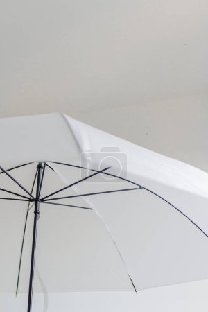 Foto de Recortado de paraguas blanco sobre un fondo blanco. Concepto de minimalismo. - Imagen libre de derechos