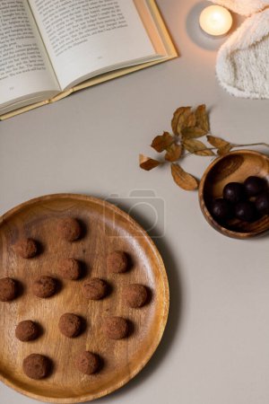 Téléchargez les photos : Vue de dessus des truffes au chocolat maison recouvertes de cacao en poudre - en image libre de droit
