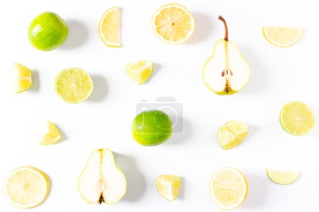 Foto de Rodajas de limón y patrón de peras en rodajas sobre fondo blanco. Piso tendido, vista superior. - Imagen libre de derechos