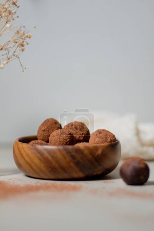 Téléchargez les photos : Truffes au chocolat recouvertes de cacao en poudre. Délicieux dessert concept. - en image libre de droit