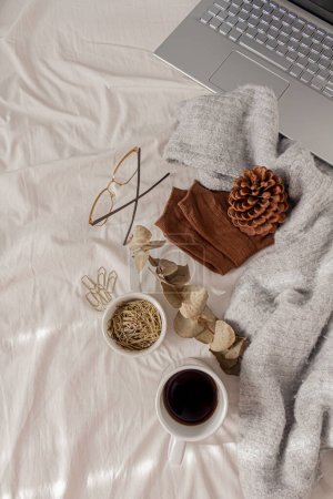 Foto de Otoño, composición de otoño. Cama de lino beige con una taza. Estilo de vida, concepto de temporada de moda. - Imagen libre de derechos