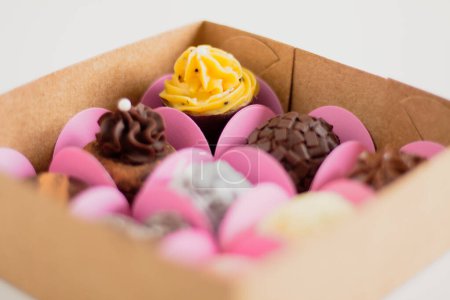Téléchargez les photos : Vue rapprochée de bonbons au chocolat savoureux dans une boîte cadeau - en image libre de droit