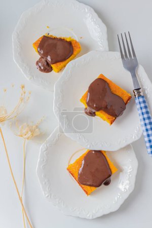 Foto de Tres trozos de pastel de zanahoria brasileño sobre fondo blanco - Imagen libre de derechos