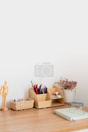 Téléchargez les photos : Espace de travail féminin. Composition esthétique de bureau beige. - en image libre de droit