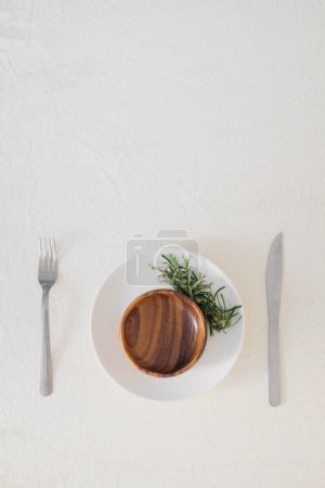 Téléchargez les photos : Vue du dessus de la vaisselle avec tige de romarin sur blanc - en image libre de droit