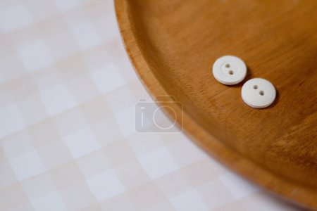 Foto de Botones blancos en placa de madera - Imagen libre de derechos