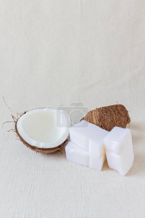 Téléchargez les photos : Coco, savon de noix de coco sur fond blanc. Nettoyage écologique. Nettoyage naturel au printemps. Concept écologique. - en image libre de droit