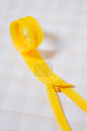 Téléchargez les photos : Modèle moderne de fermeture éclair jaune. Composition esthétique. - en image libre de droit