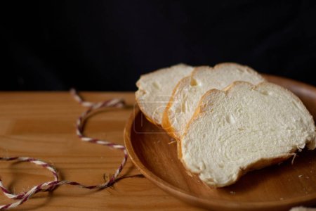 Foto de Pan rebanado blanco en el plato. composición estética. Concepto de panadería. - Imagen libre de derechos