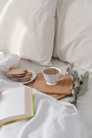 Téléchargez les photos : Petit déjeuner romantique le matin concept avec du pain tranché avec des tasses de café au lit - en image libre de droit