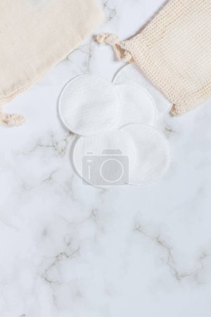 Téléchargez les photos : Savon et tampons de coton sur fond de marbre. - en image libre de droit