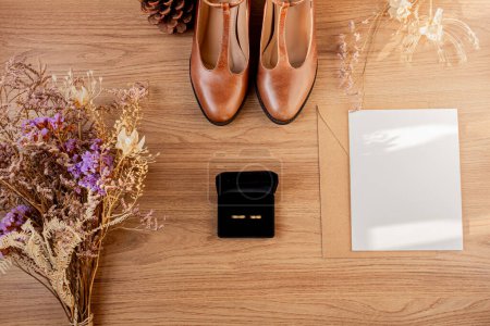 Téléchargez les photos : Chaussures de mariée vintage sur une table en bois. Couché à plat, vue de dessus. Concept de préparation de mariage. - en image libre de droit