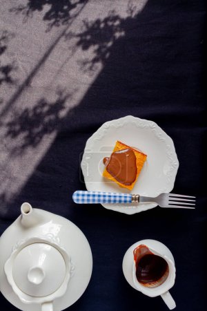 Téléchargez les photos : Concept de petit déjeuner. Savoureuse paix du gâteau aux carottes brésilien au chocolat et à la théière de côté - en image libre de droit