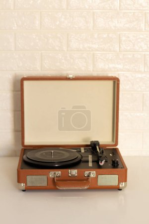 Téléchargez les photos : Phonographe sur fond blanc. Concept vintage esthétique. - en image libre de droit