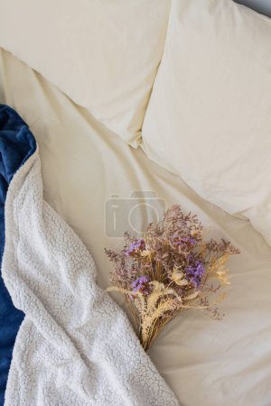 Téléchargez les photos : Bouquet de fleurs de Lilas séchées couché au lit - en image libre de droit