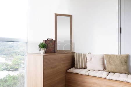 Foto de Diseño interior clásico moderno. Cómodo salón de casa burla con espejo, jarrón y almohadas. - Imagen libre de derechos