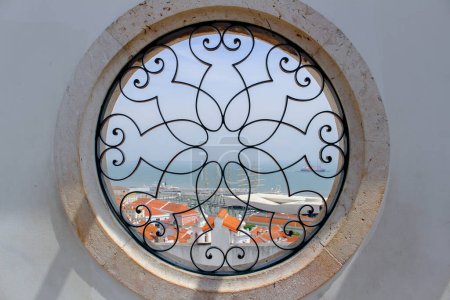 Téléchargez les photos : Une fenêtre sur Lisbonne - Vue de l'océan, d'un navire et de nombreux toits orange et propres. - en image libre de droit