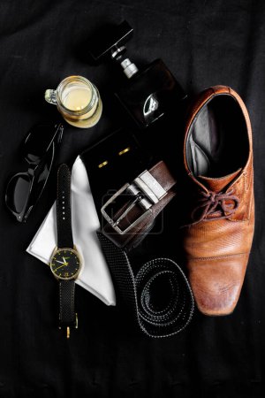 Téléchargez les photos : Accessoires élégants pour hommes. Chaussures marron sur fond bois. Préparation d'un concept de mariage. - en image libre de droit
