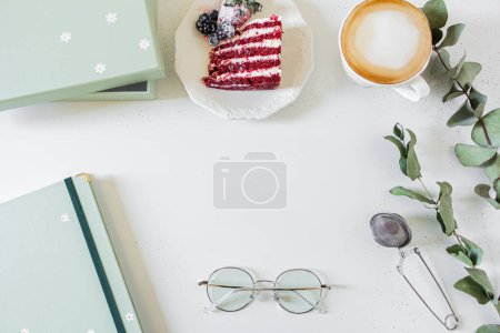 Téléchargez les photos : Composition petit déjeuner avec gâteau de velours rouge et une tasse de lait et de café sur fond blanc. Couché plat, vue du dessus. - en image libre de droit
