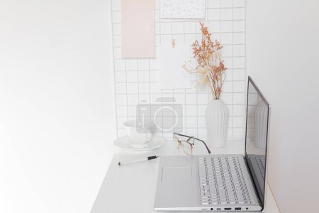 Foto de Espacio de trabajo de escritorio de oficina casero minimalista estético sobre fondo blanco. - Imagen libre de derechos