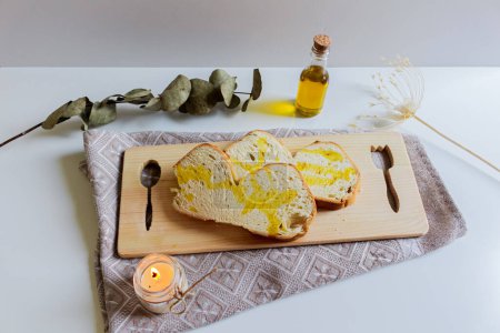 Foto de Plato mediterráneo con aceite de oliva y rebanadas de pan blanco. - Imagen libre de derechos