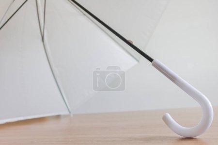 Foto de Recortado de paraguas blanco sobre un fondo blanco. Concepto de minimalismo. - Imagen libre de derechos