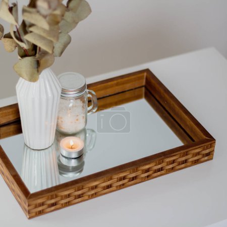Téléchargez les photos : Vase Eucalyptus, savon, produits de soin de la peau et bougie sur plateau miroir. Composition minimaliste esthétique. - en image libre de droit